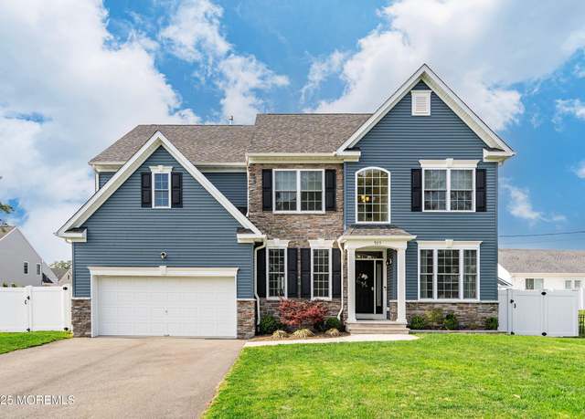 Property at 925 Englemere Blvd, Toms River, NJ 08757, 4 beds, 2.5 baths