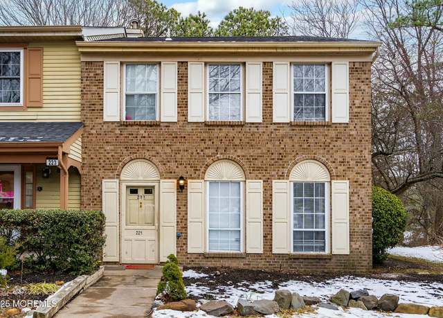 Property at 221 Zachary Ct, Lakewood, NJ 08701, 3 beds, 2.5 baths