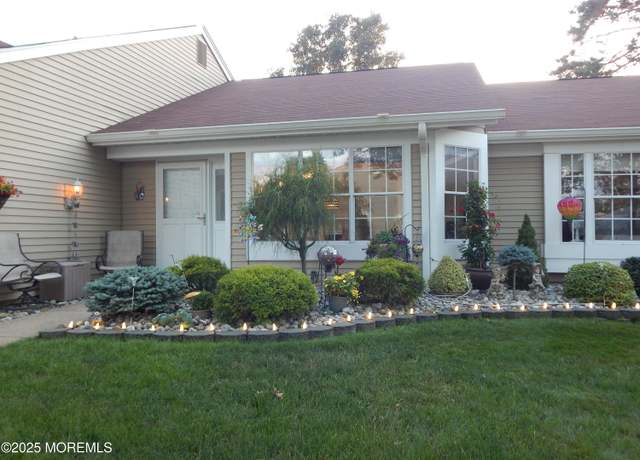 Property at 1126B Thornbury Ln, Manchester, NJ 08759, 2 beds, 2.5 baths