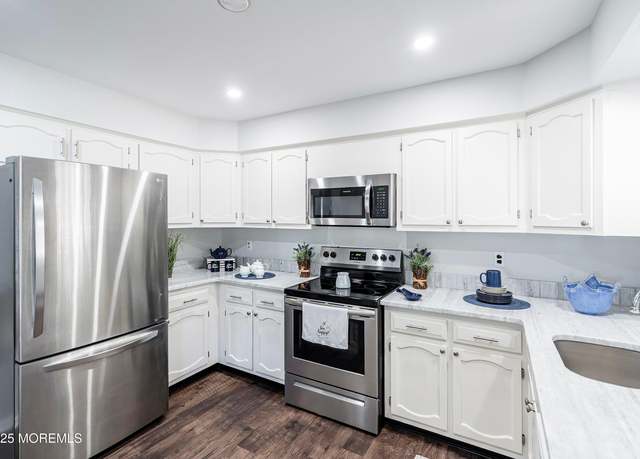 Property at 3B Dixon Ct, Whiting, NJ 08759, 2 beds, 2 baths