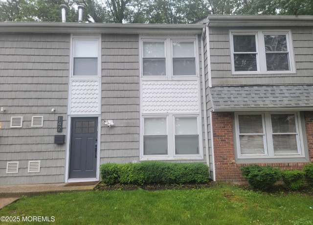 Property at 142 Colony Cir, Lakewood, NJ 08701, 3 beds, 1.5 baths