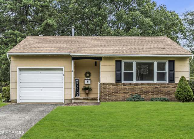 Property at 7 Oxford Dr, Toms River, NJ 08757, 2 beds, 1 bath