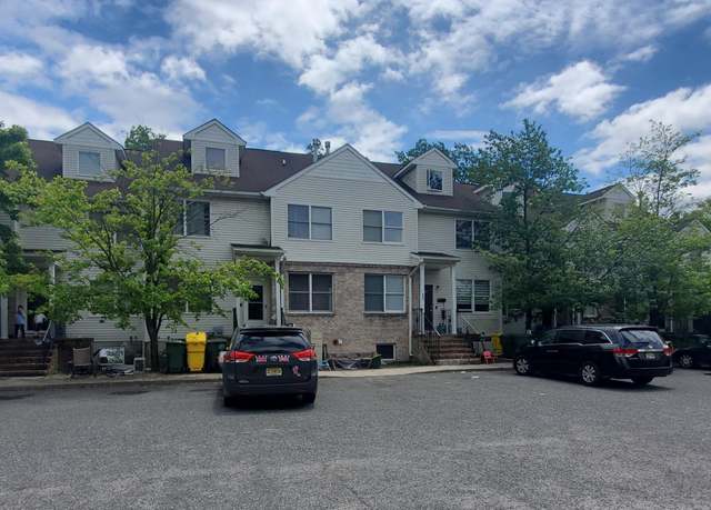 Property at 431 Squankum Rd, Lakewood, NJ 08701, 7 beds, 4.5 baths