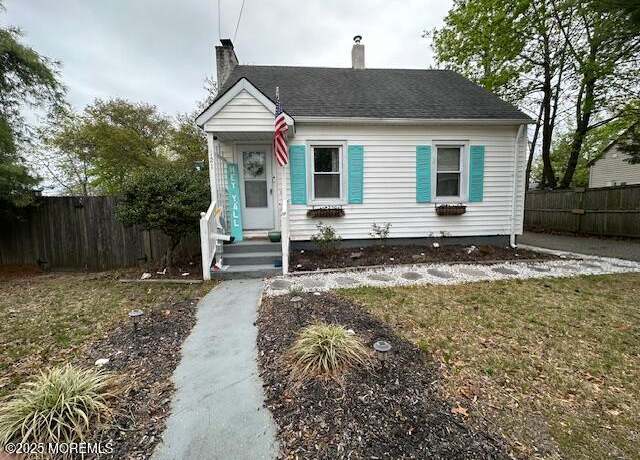Property at 121 Pennant Ave, Beachwood, NJ 08722, 3 beds, 1 bath