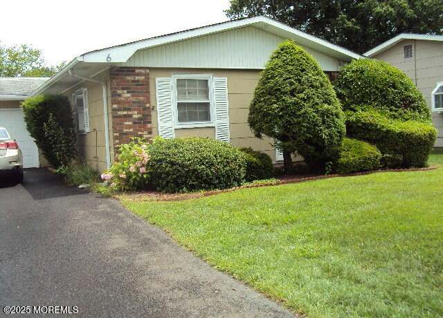 Property at 6 Hardy Ct, Brick, NJ 08724, 2 beds, 1.5 baths