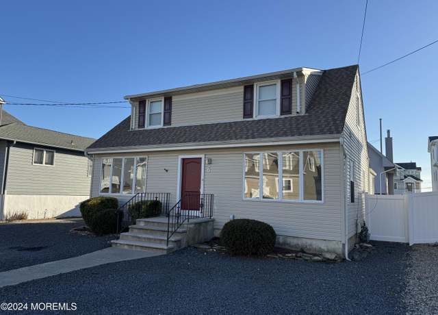 Property at 7 Point Rd, Toms River, NJ 08753, 5 beds, 2 baths