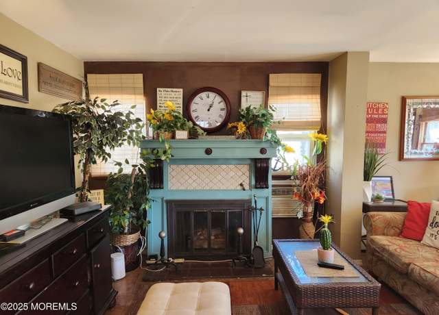 Property at 6 Holly Acres Dr, Brick, NJ 08723, 2 beds, 1 bath