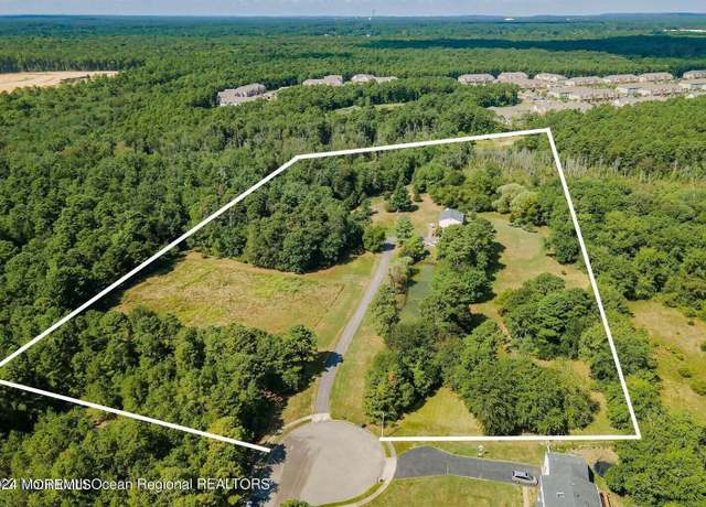 Property at 9 Tracy Pl, Jackson, NJ 08527, 4 beds, 2.5 baths