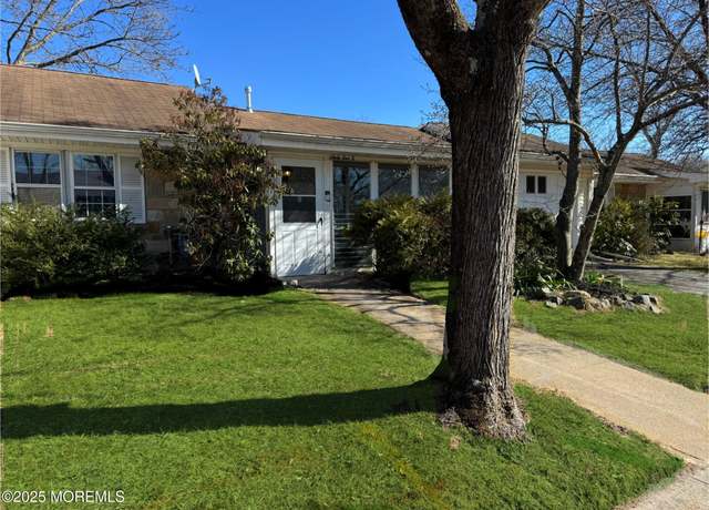 Property at 61B Hedge Dr, Lakewood, NJ 08701, 3 beds, 1.5 baths