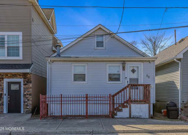 Property at 39 Hill St, Keansburg, NJ 07734, 2 beds, 1 bath