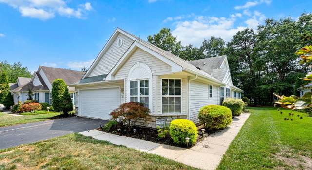 Photo of 27 Pine Hollow Ln, Lakewood, NJ 08701