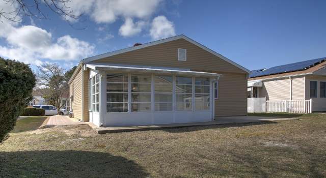 Photo of 7 Tropicana Ct, Toms River, NJ 08757