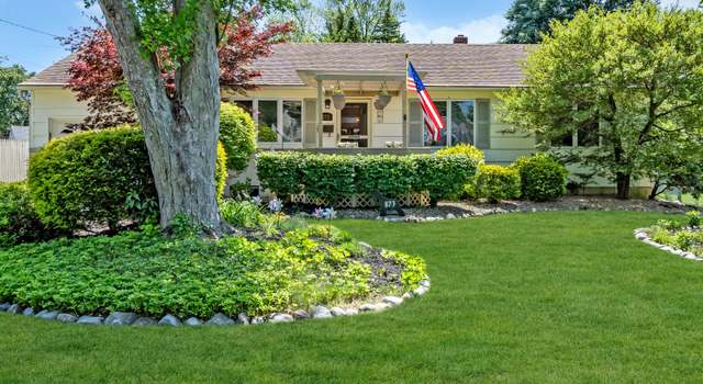 Photo of 873 Roundtree Dr, Toms River, NJ 08753