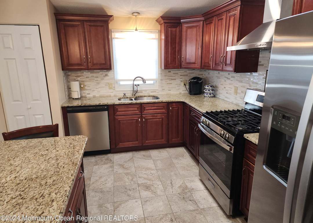 16 Pine Tree Ln, Manalapan, NJ 07726