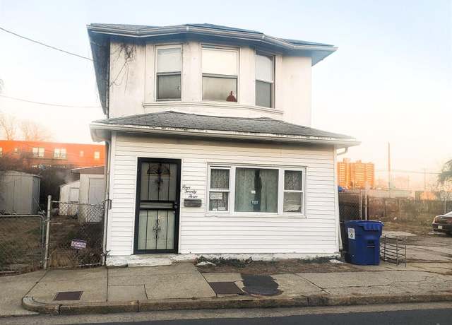 Property at 423 N Tennessee Ave Ave, Atlantic City, NJ 08401, 7 beds, 2.5 baths