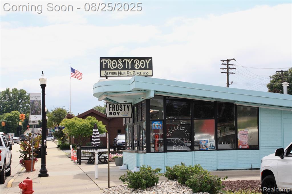 67 Main St, Belleville, MI 48111 2735