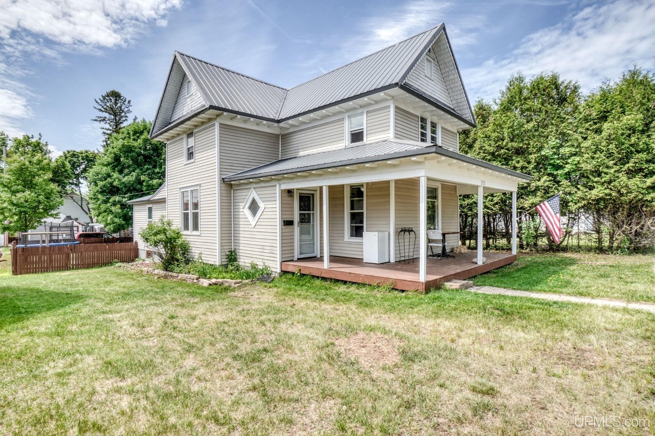 211 W C, Iron Mountain, MI 49801 MLS 50110711 Redfin
