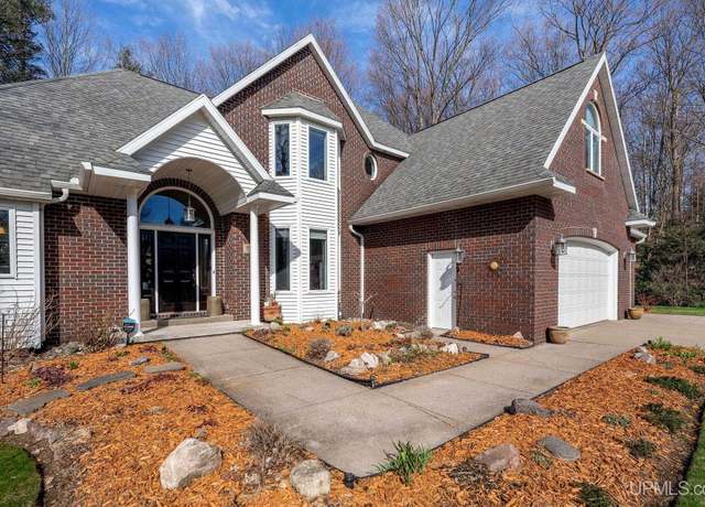 Property at 1095 Vistanna Dr, Marquette, MI 49855-0000, 4 beds, 3.5 baths