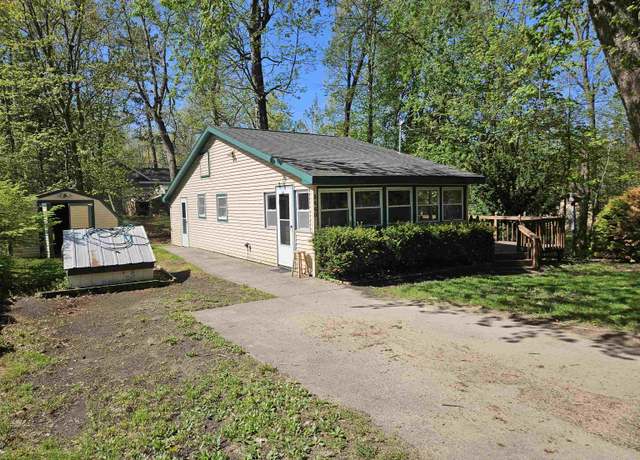 Property at 5440 Custer Dr, Harrison, MI 48625, 3 beds, 2 baths