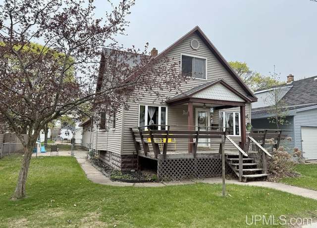 Property at 624 S 16th St, Escanaba, MI 49829, 3 beds, 2.5 baths
