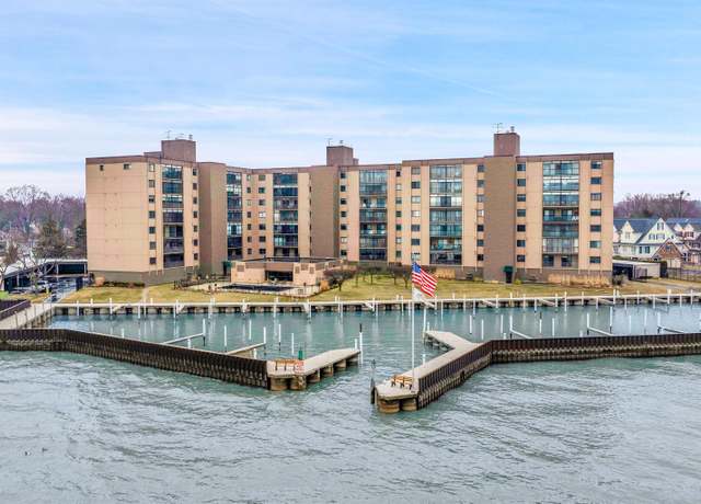 Property at 34452 Jefferson Ave Unit 30, Harrison Twp, MI 48045, 2 beds, 2.5 baths