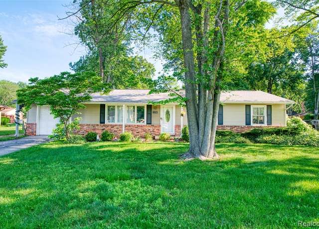 Property at 1192 Oakmont Dr, Temperance, MI 48182 9563, 4 beds, 1.5 baths