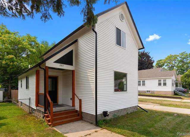 Property at 203 W Jenny St, Bay City, MI 48706, 3 beds, 2.5 baths
