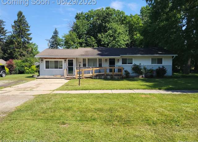 Property at 202 15th St, Marysville, MI 48040 1711, 3 beds, 2 baths