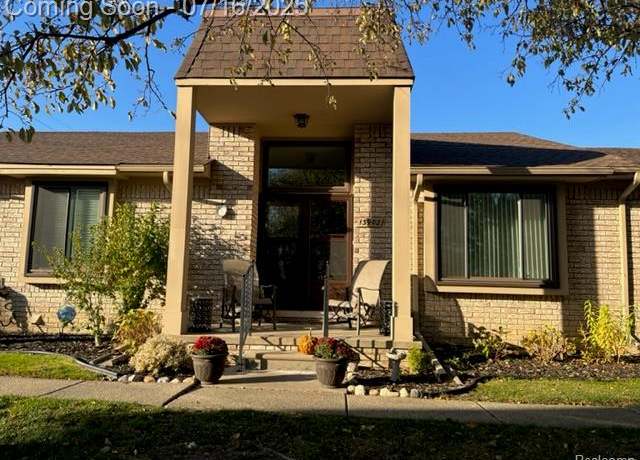 Property at 13902 Somerset Ln, Warren, MI 48088 3791, 2 beds, 2.5 baths
