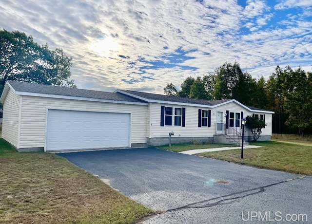Property at 162 Kenneally Blvd, Gladstone, MI 49837, 3 beds, 2 baths