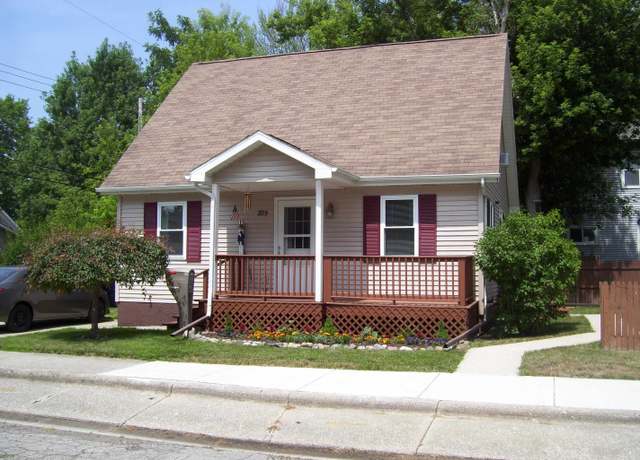 Property at 209 19th St, Bay City, MI 48708, 3 beds, 1.5 baths