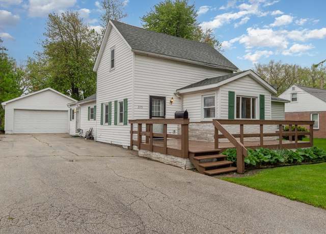 Property at 205 E Murphy St, Bay City, MI 48706, 2 beds, 1 bath