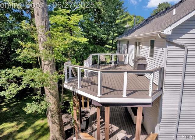 Property at 1522 Oregon Ct, Waterford, MI 48327 3368, 3 beds, 3 baths