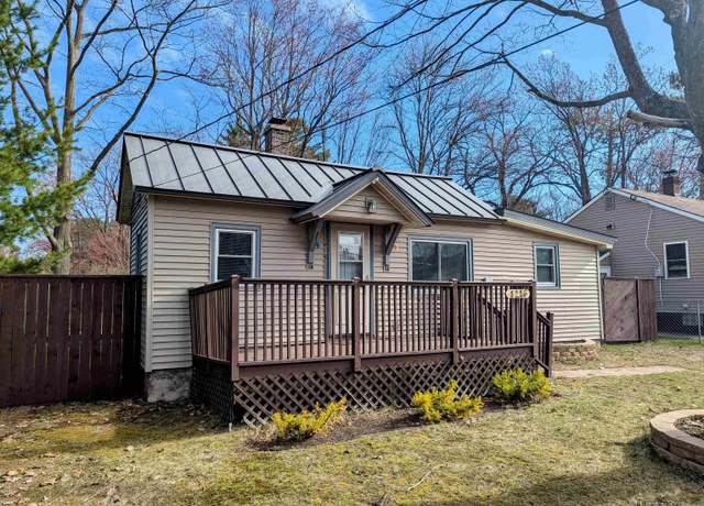 Property at 1216 Waldo St, Marquette, MI 49855, 1 bed, 1 bath