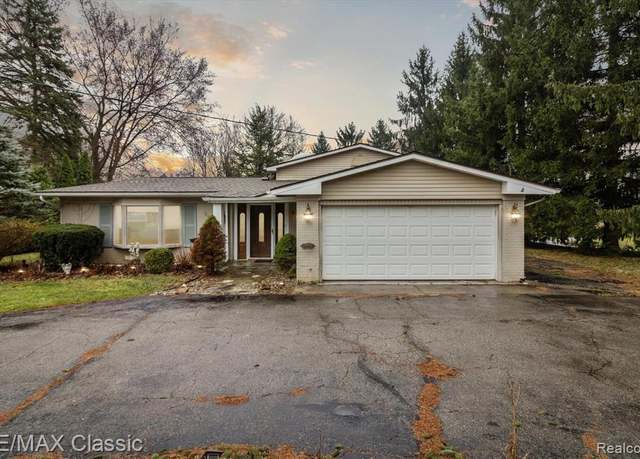 Property at 5597 LEAFWOOD Dr, Commerce, MI 48382 1056, 3 beds, 2.5 baths