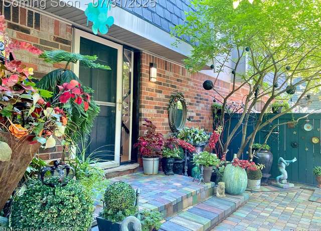 Property at 980 Stratford Ln, Bloomfield Hills, MI 48304 2928, 1 bed, 2.5 baths