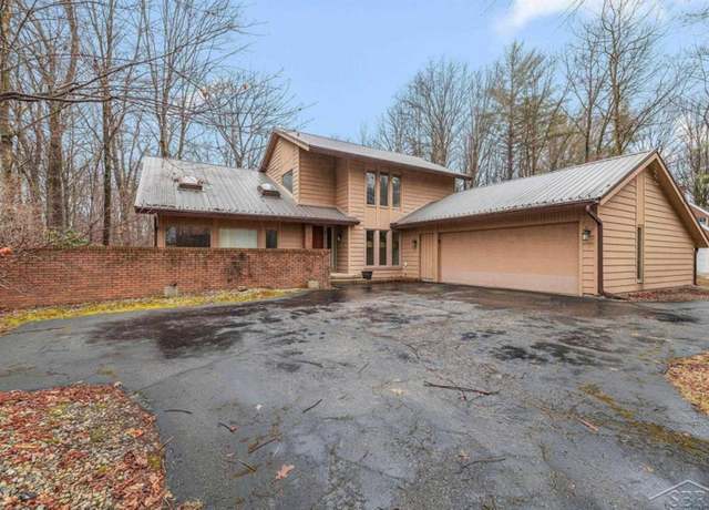 Property at 4700 Moorland Dr, Midland, MI 48640, 4 beds, 4 baths