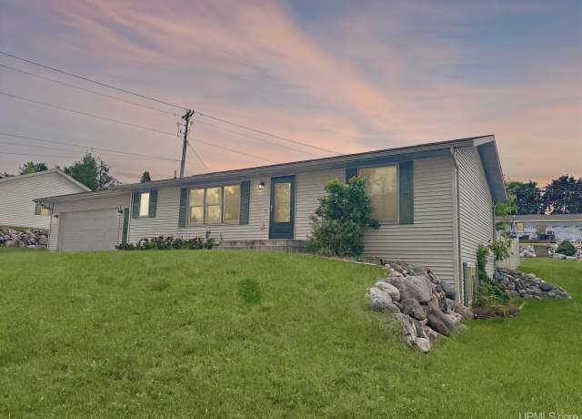 Property at 715 E Smith St, Iron Mountain, MI 49801, 2 beds, 1.5 baths