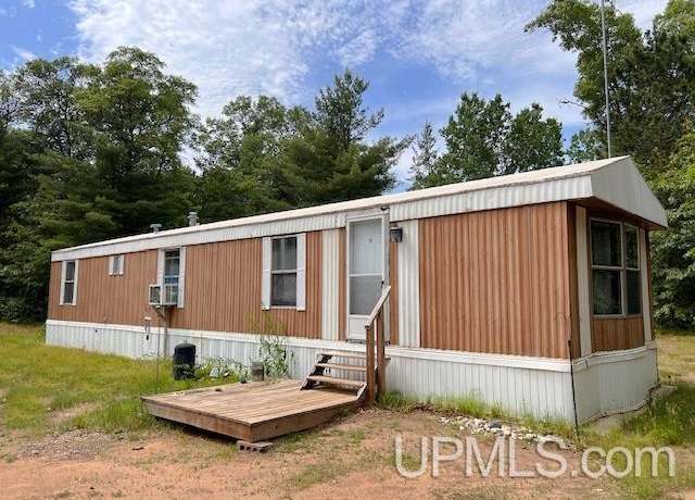 Property at W5932 County Rd R Rd, WI 54156, 2 beds, 1 bath