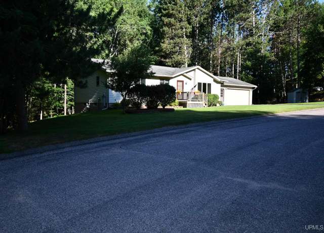 Property at 18 W Sandwood Dr, Marquette, MI 49855, 4 beds, 2 baths