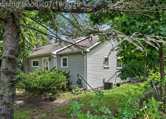 Property at 1209 Applewood Dr, White Lake, MI 48386 4009, 3 beds, 1.5 baths