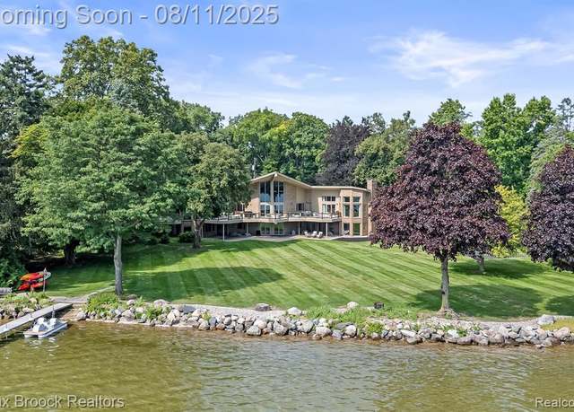 Property at 3333 W Shore Dr, Orchard Lake, MI 48324 2372, 5 beds, 6 baths