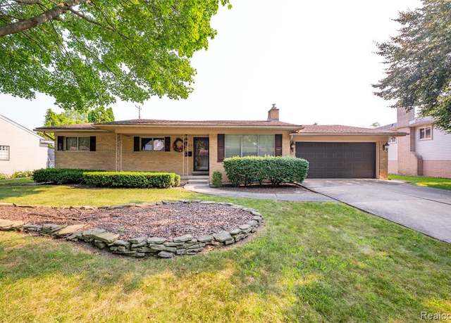 Property at 956 Blairmoor Ct, Grosse Pointe Woods, MI 48236 1245, 3 beds, 1.5 baths