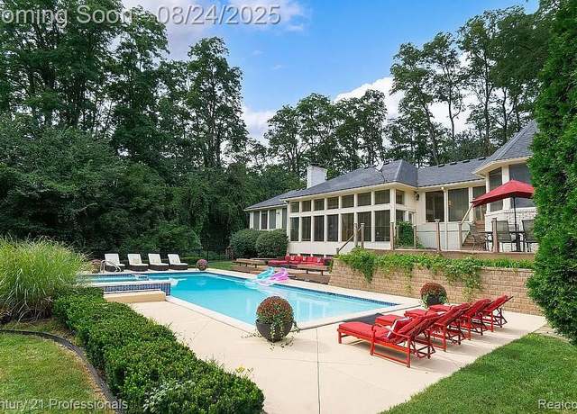 Property at 4225 Village Ct, Orchard Lake, MI 48323 1674, 5 beds, 4 baths