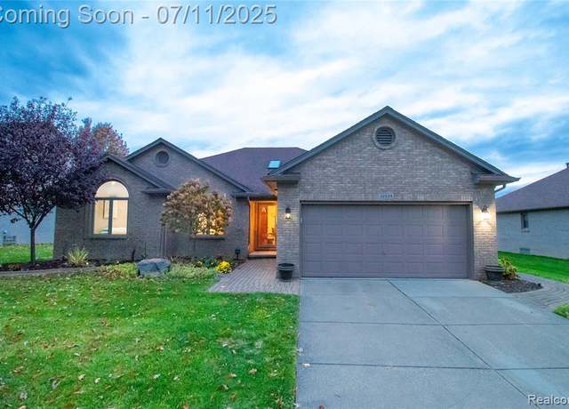 Property at 32529 Pine Ridge Dr, Warren, MI 48093 1060, 3 beds, 3.5 baths