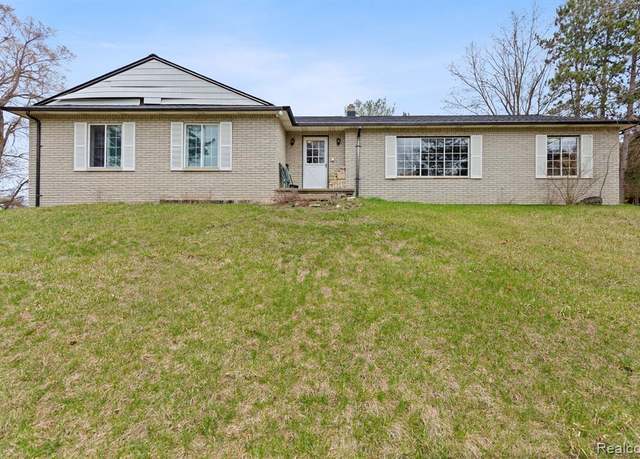 Property at 2975 HADDEN Rd, Rochester, MI 48306 1131, 3 beds, 2.5 baths