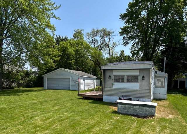 Property at 116 Woodlawn Ave, Houghton Lake Heights, MI 48630-5102, 2 beds, 1 bath