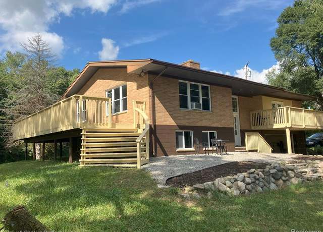 Property at 106 INDIANSIDE Rd, Oakland, MI 48363 1008, 4 beds, 2 baths
