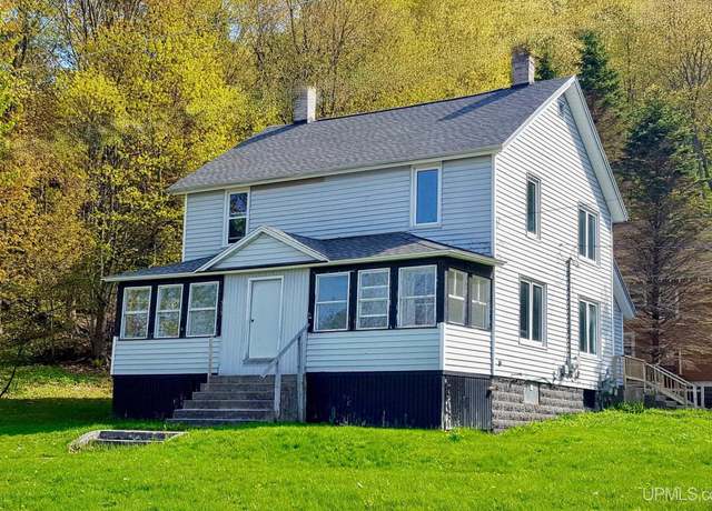 Property at 515 W Onota St, Munising, MI 49862, 4 beds, 2 baths
