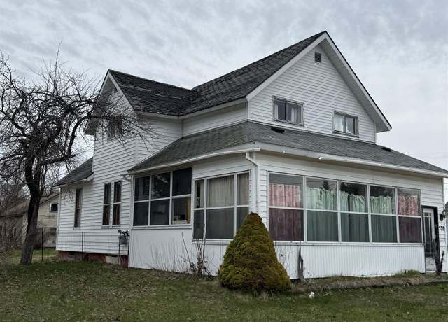 Property at 520 Michigan Ave, Manistique, MI 49854, 3 beds, 2 baths